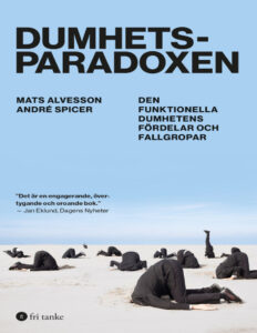 Dumhetsparadoxen Mats Alvesson n Andre Spicer Kitap Kapağı
