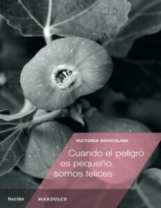 Cuando el peligro es pequeno somos felices Spanish Edition Victoria Schcolnik Kitap Kapağı