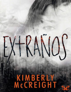 Extranos Spanish Edition Kimberly McCreight Kitap Kapağı