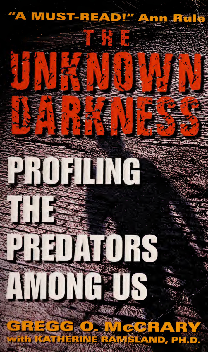 The unknown darkness profiling the predators among us Gregg McCrary Kitap Kapağı