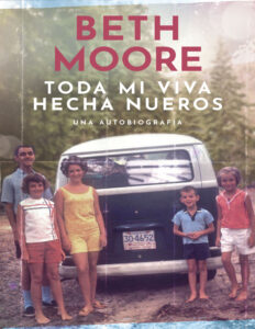Toda mi vida hecha nudos Spanish Edition Beth Moore Kitap Kapağı