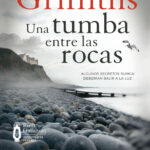 Una tumba entre las rocas Spanish Edition Elly Griffiths Kitap Kapağı