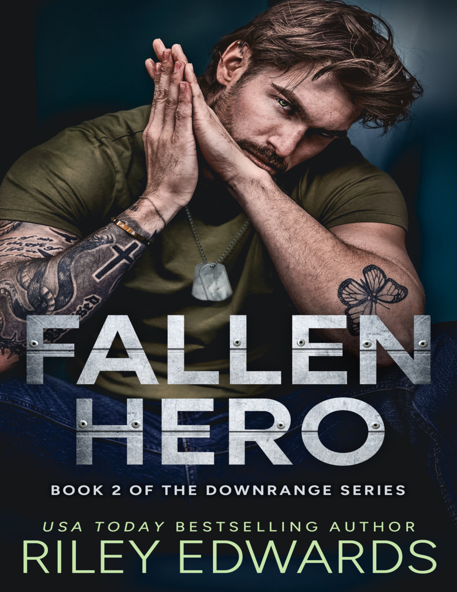 Fallen Hero Riley Edwards Kitap Kapağı