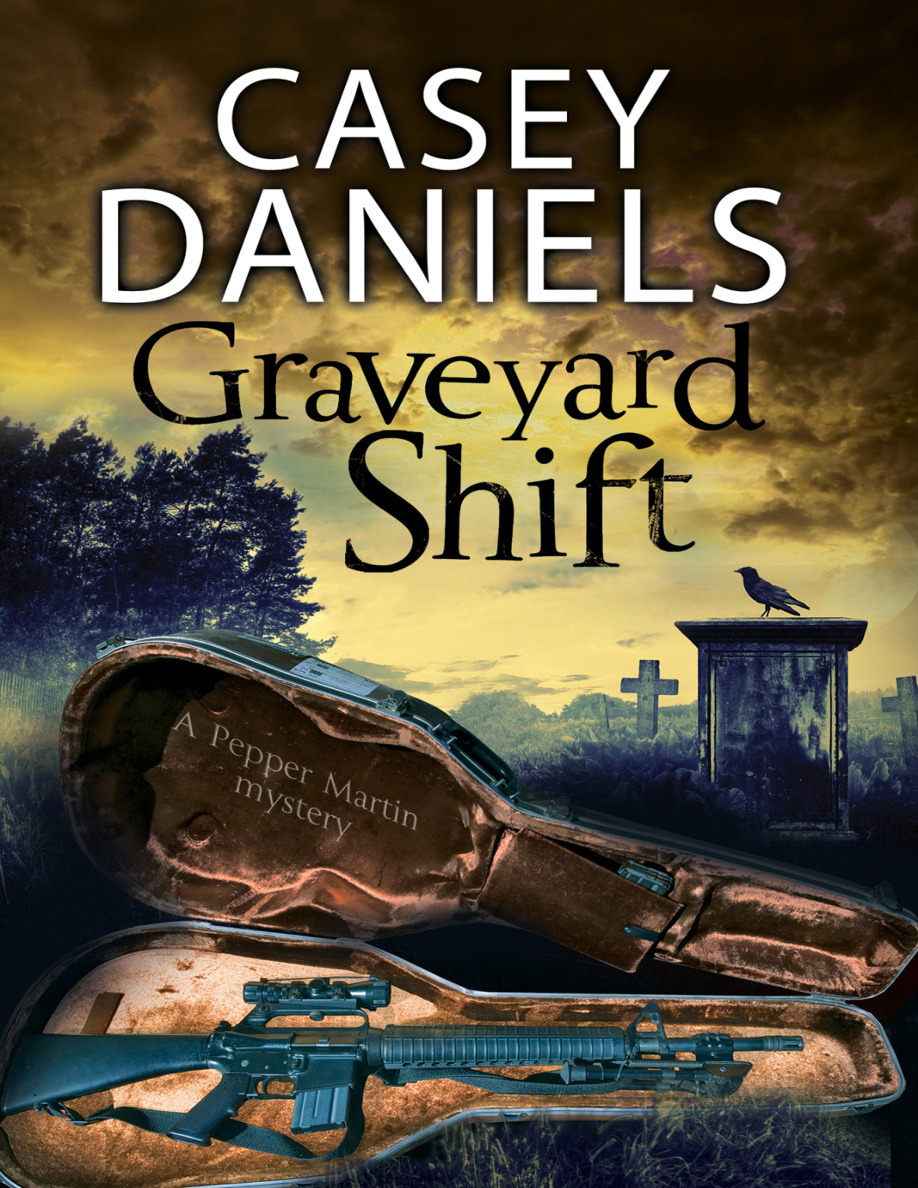 Graveyard shift Casey Daniels Kitap Kapağı