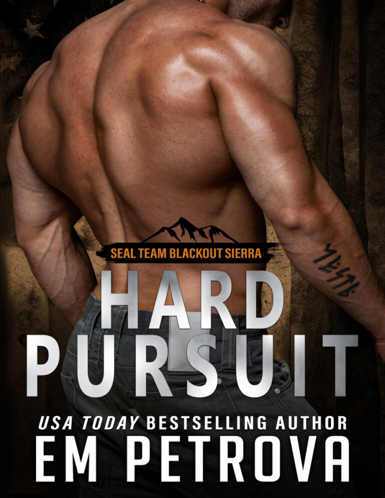 Hard Pursuit Em Petrova Kitap Kapağı