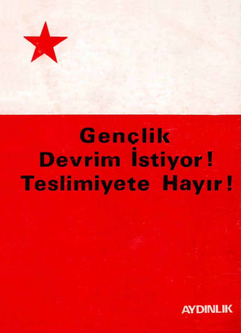 Gençlik Devrim İstiyor Teslimiyete Hayır Aydınlık Yayınları Kitap Kapağı